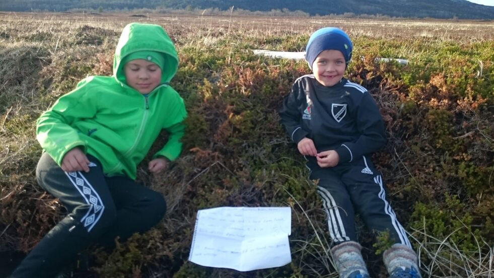 Johan (t.v) og Leo Arvola fant i vår flaskepost på Mikkelsnes i Neiden.
 Foto: Inge Arvola
