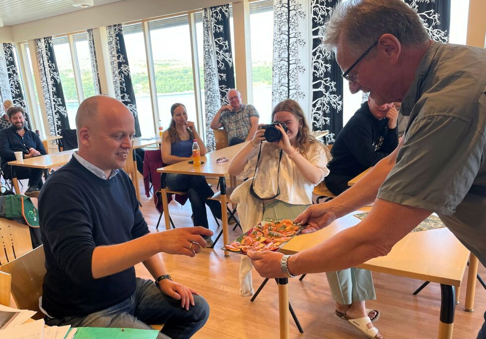 Senterpartiets leder Trygve Slagsvold Vedum fikk smake Øystein Hansens røkte russelaks.
 Foto: Birgitte Wisur Olsen