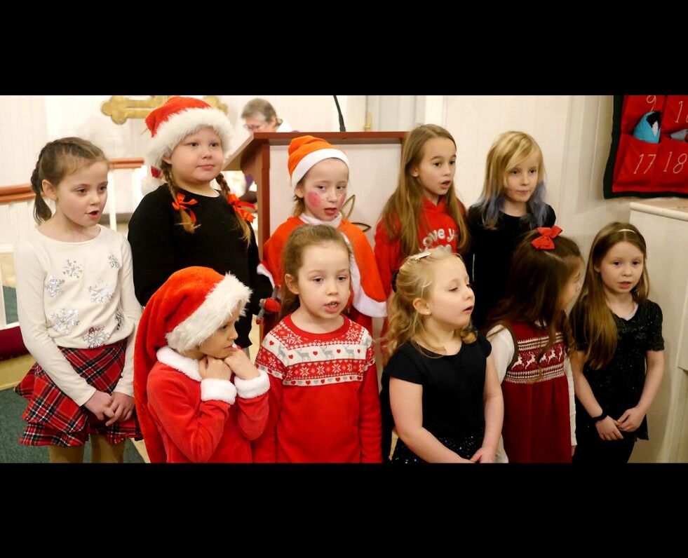 Bar­ne­ko­ret Tang­sprell åp­net guds­tje­nes­ten med sang.
 Foto: Geir Johansen