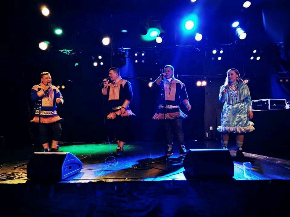 Bernt Mikkel Haglund sine faste joikere under konserter: Johan Ivvar Gaup, Mikkel Mathis Hætta, Piera Eira og Elen Marianne Utsi.
 Foto: Alice Balto