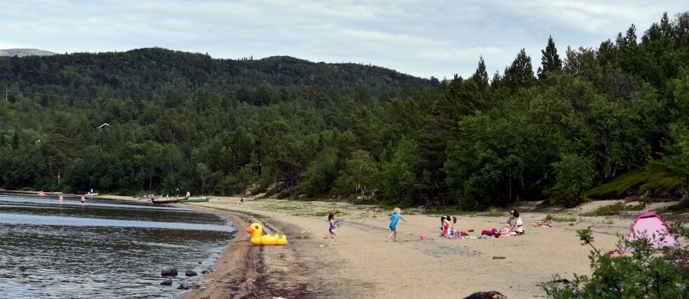 I Lakselv ble det 5.juli målt 34.4 grader og da var det også varmt på stranda ved Skoganvarre. Muligens varmere også.
 Foto: Kristin Humstad