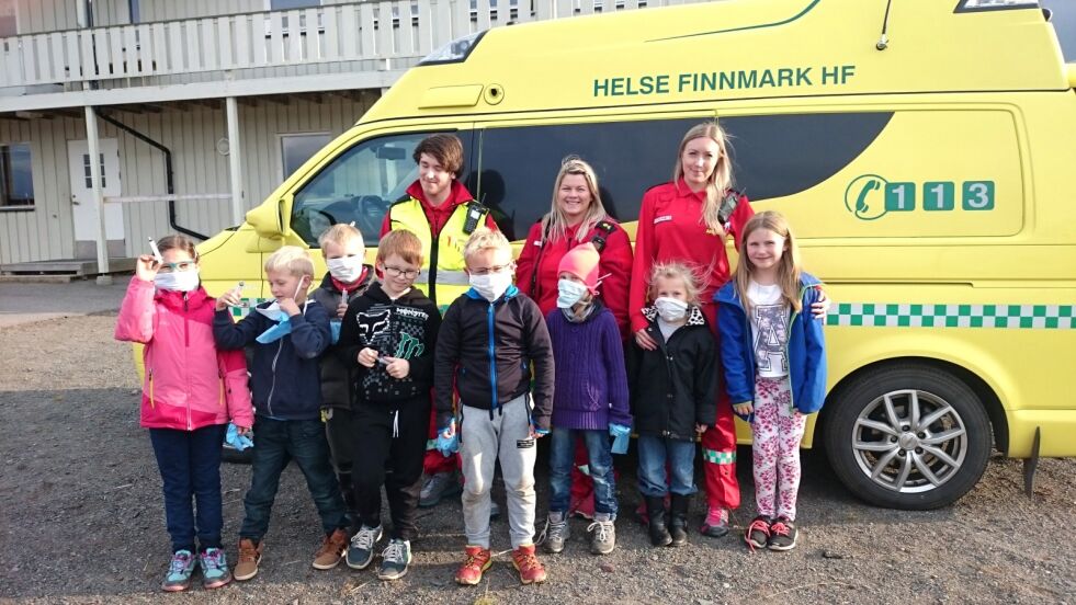 Ambulansen i Tana møtte småtrinnet ved Tana Montessoriskole. Fra venstre bak: ambulanselærling Jon Kristian Ingebrigtsen, ambulansearbeider Susan H. Ravna og ambulansepersonell Veronika Mathisen.
 Foto: Privat