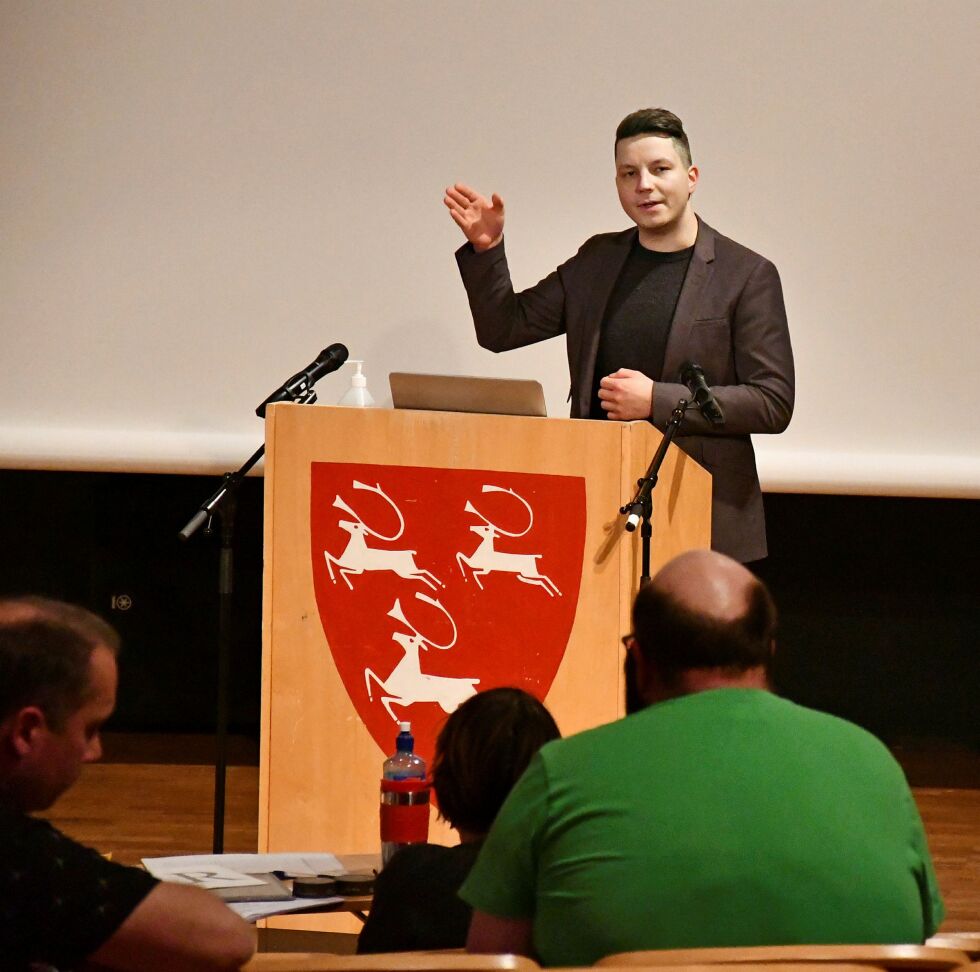 Høyres re­pre­sen­tant Jo­nas Nymo holdt en klar tale til Jon Ni­ko­lai­sen og po­si­sjo­nen, om de­res valg om å pri­ori­te­re et opp­vekst­sen­ter i Børs­elv.
 Foto: Irene Andersen