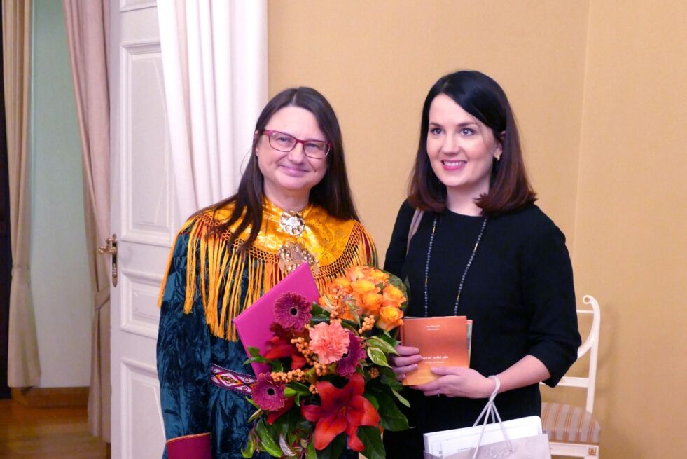 Forfatteren Inger-Mari Aikio fra Utsjok kommune fikk fredag overrakt den finske statens barnekulturpris. Prisen ble overrakt av utdannings- og kulturminister Sanni Grahn-Laasonen i Helsinki.
 Foto: Tiina Lehtoranta