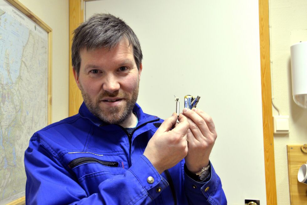 Etter at 9v-batteriet ble varmt i baklomma og eksploderte bare sekunder etter å ha blitt lagt på et bord, spør Jo-Inge Vidal om røykvarslerbatteriene er farligere enn vi tror.
 Foto: Sonja E Andersen