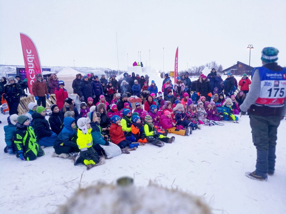 Historien om Balto trakk mange barn til reinskinnene foran scenen.
 Foto: Trine Sveinsdatter Johansen