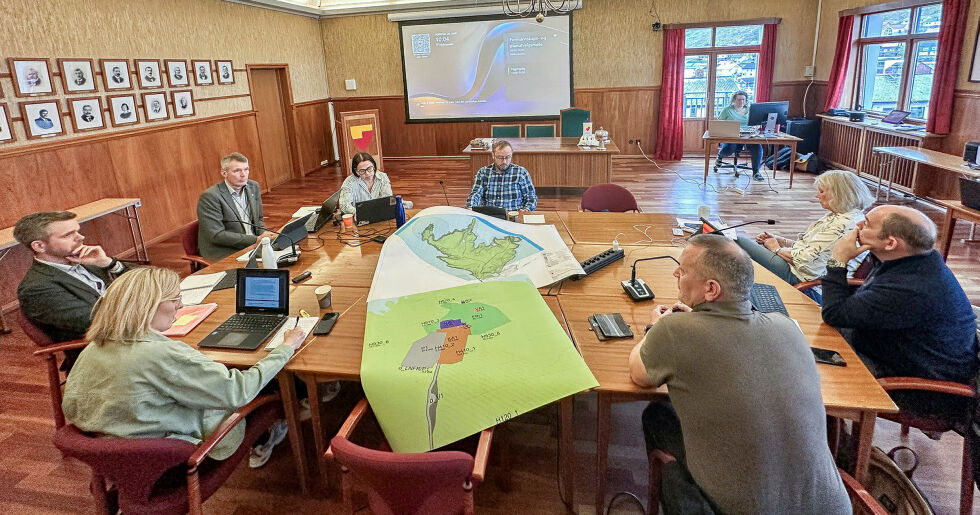 Nordkapp-saken holder politikerne i Nordkapp på hver sin side av bordet. Midt mellom dem ligger Nordkapplatået, som en flatpakke til besvær. Fra venstre Stine Mari Strifeldt (Ap), ordfører Jan Morten Hansen (Ap), kommunedirektør Idar Jensen, Sirin Figenschou Høyen (H), Lars Helge Jensen (H), Trudy Engen (SV), Yngve Kristiansen (SV) og Tor Mikkola (Sp).
 Foto: Jan Olsen