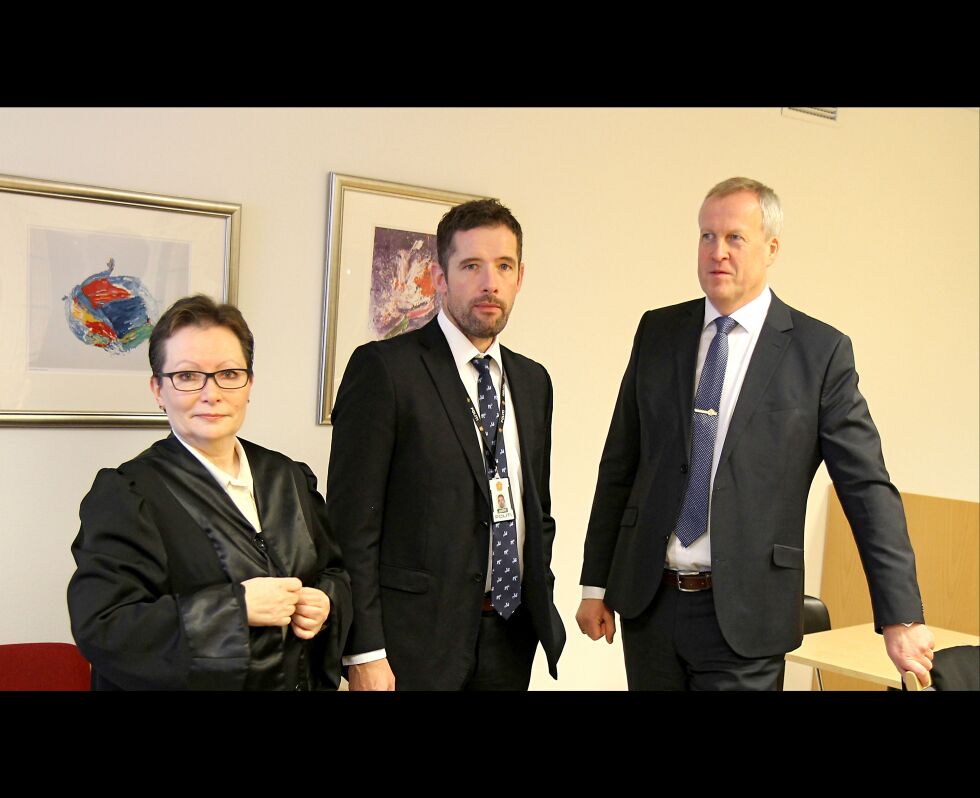Etterforskningsleder Steffen Andreassen (i midten) gikk grundig gjennom arbeidet politiet har gjort i drapssaken fra juli og frem til i dag. Til ventre bistandsadvokat for de pårørende, Edel Hennie Olsen, og til høyre aktor i saken, Lars Fause.
 Foto: Torbjørn Ittelin