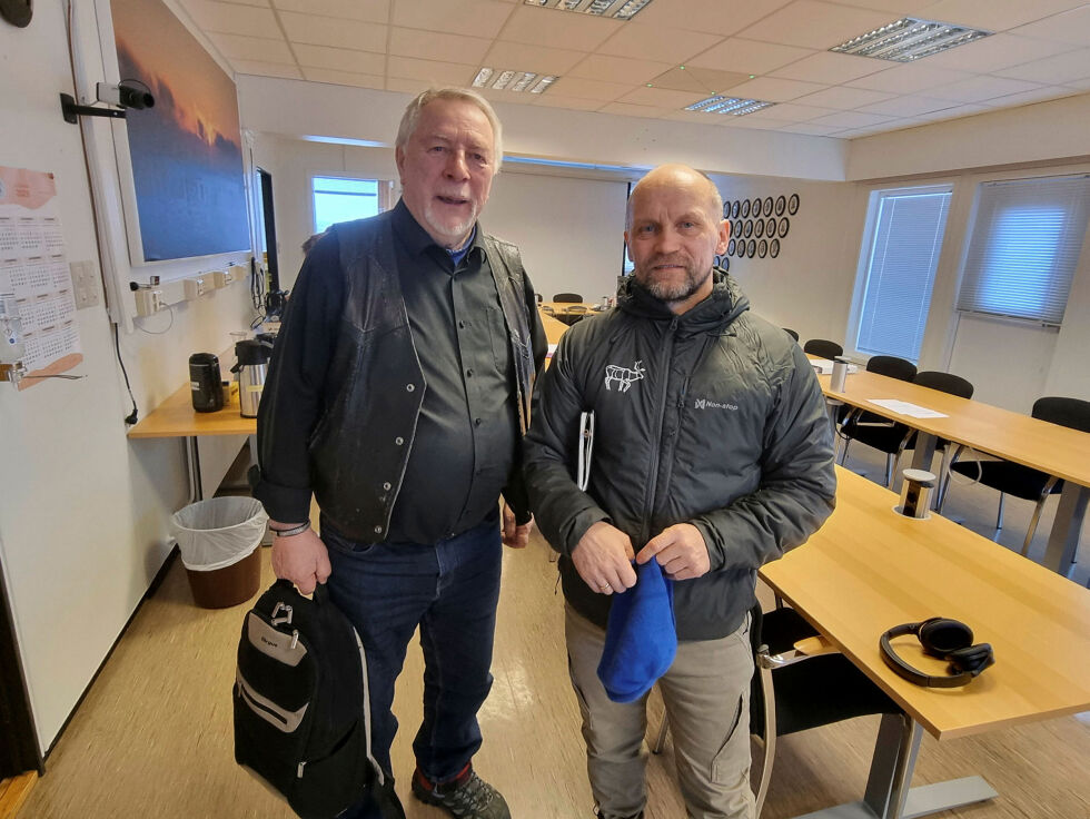 Johan Buljo (til høyre) valgte å møte opp i kommunestyresalen for å følge med i debatten om 420 kV-linja. Der fikk han med seg at Bjarne Store-Jakobsen fikk flertall for forslaget som ble lagt frem av Felleslista og SV.
 Foto: Torbjørn Ittelin