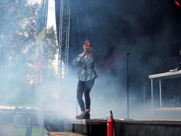 Ella Marie kommer med bok