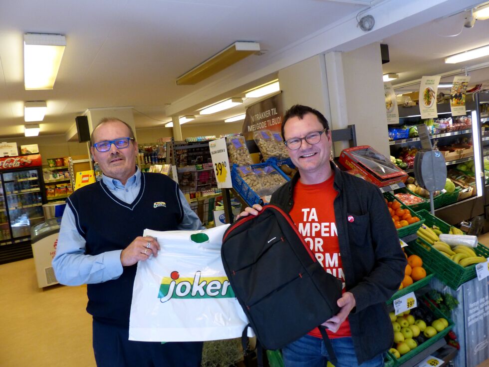 I september i fjor tok Jan Olsen initiativ overfor tre eiere av dagligvarebutikker i Honningsvåg for å få minsket bruk av plastposer blant folk som handler.  Her er Olsen (til høyre) sammen med daglig leder for Joker-butikken i Honningsvåg, Ketil Floer.
 Foto: Arkiv
