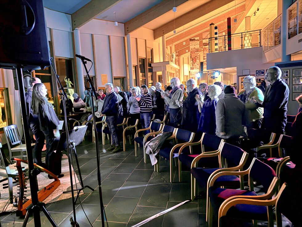 . Publikum viste sin takknemlighet ved å gi stående applaus.
 Foto: Birgitte Wisur Olsen