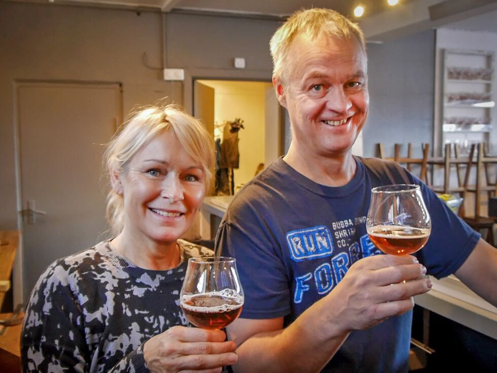 Birgit Lähdesmäki Johansen og Tore Fosse ønsker velkommen til ny pub som åpnes i Sjøgata i Honningsvåg på lørdag. Her kan de blant annet by på hjemmebrygget øl, som også inneholder en lokal ingrediens.
 Foto: Geir Johansen