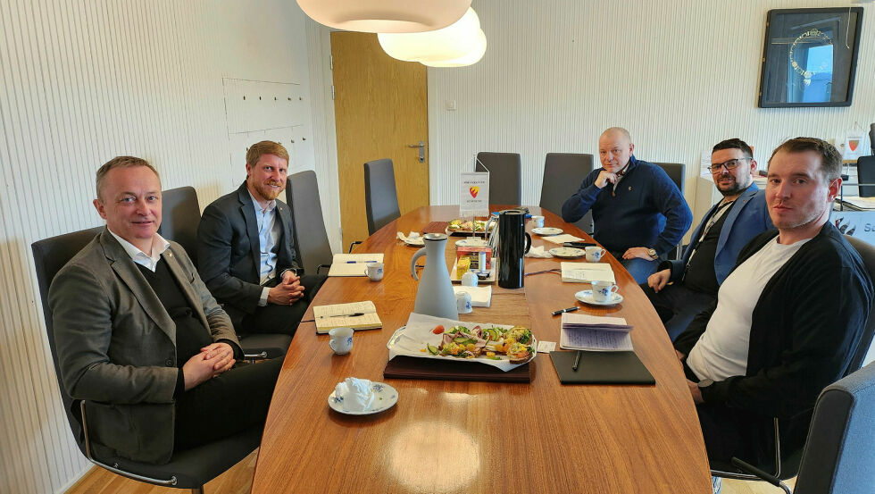Her ser vi amerikanerne til venstre ved bordet, og Kenneth Stålsett fra Sør-Varanger utvikling, (nærmest til høyre), ordfører Magnus Mæland og varaordfører Tore Fredrik under møtet sist mandag i Kirkenes.
 Foto: Sør-Varanger kommune