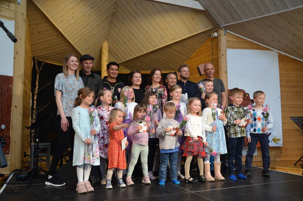 Fra konserten på Kvensk institutt den 24. mai. Bak fra venstre: Kine Gran, Trygve Beddari, Edgar Albitres, Gro Skanke, Anna-Kaisa Räisänen, Carlos Jeldes Ramirez, Torje Åsali og Stig Pettersen. Midt fra venstre: June Sarre, Margrete Vidal, Hilja Skanke, Frida Smines og Olver Hesjevoll. Foran fra venstre: Alma Gran, Astrid Eliassen, Elvira Skanke, Isak Fagerslett, Amalie Eliassen, Lone Smines, Julius Lindbäck og Johannes Vidal.
 Foto: Arild Nyberg, Kvensk institutt