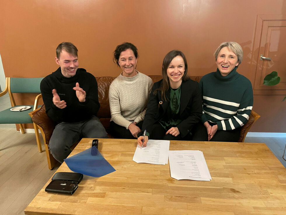 Frisklivssentralens leder Ole Henrik Somby, Helsedirektoratet ved Inger Merete Skarpaas og Jorunn Killingstad og kommunedirektør Inger Eline Eriksen Fjellgren undertegner avtalen.
Foto: Birgitte Wisur Olsen