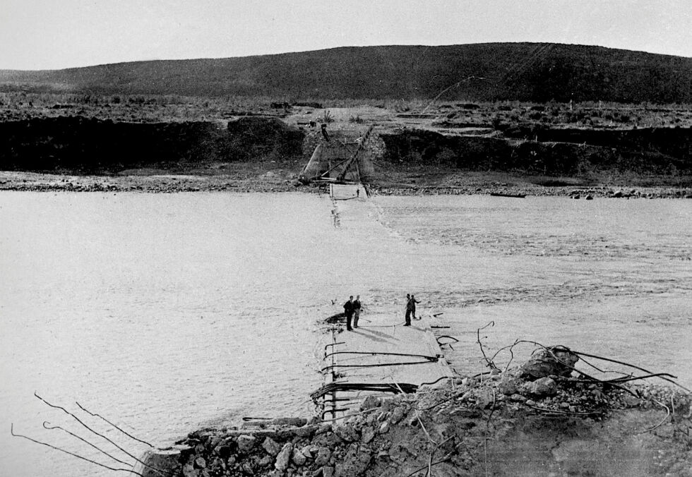 Tana bru etter sprengningen. (Foto: Digitalt museum/Statens vegvesen)