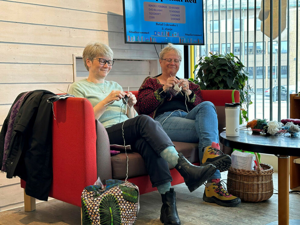 Selvsagt hadde leder Ellen Gamnes (til venstre) og ex-leder Liv Kyrkjebø med seg strikketøy da de åpna utstillinga for de første 45 år for Kirkenes og omegn husflidslag.
 Foto: Hallgeir Henriksen