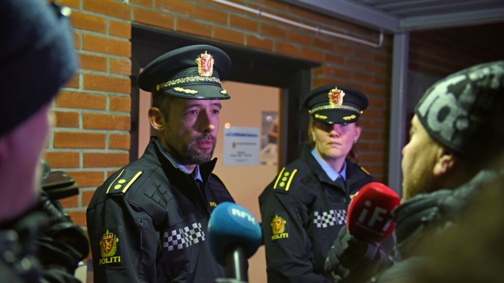 Etterforskningsleder Steffen Andreassen og lensmann Siri Ulverud holdt en kort pressekonferanse utenfor lensmannskontoret i Lakselv tirsdag kveld.
 Foto: Marius Thorsen
