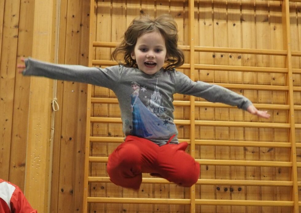 Ane Elisabeth Reisænen (5) gir alt og hopper både langt og høyt.
 Foto: Charles Petterson