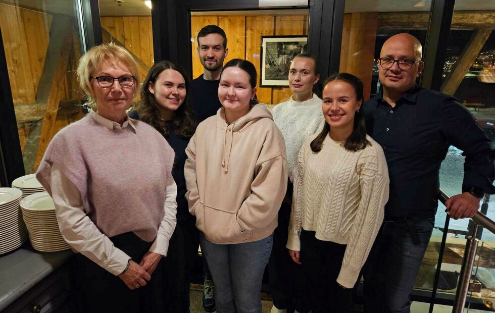 Ordfører Berit Ranveig Nilssen og kommunedirektør Charles Petterson (til høyre) møtte nessebyungdom til et uformelt møte og pizza, da kommuneledelsen var i Tromsø. Ungdommen er (fra venstre) Anette Margit, Tage Rønnåbakk, Kari Sofie Porsanger, Tonje Kristine Nilssen og Elen Kristine Petterson.
 Foto: Privat