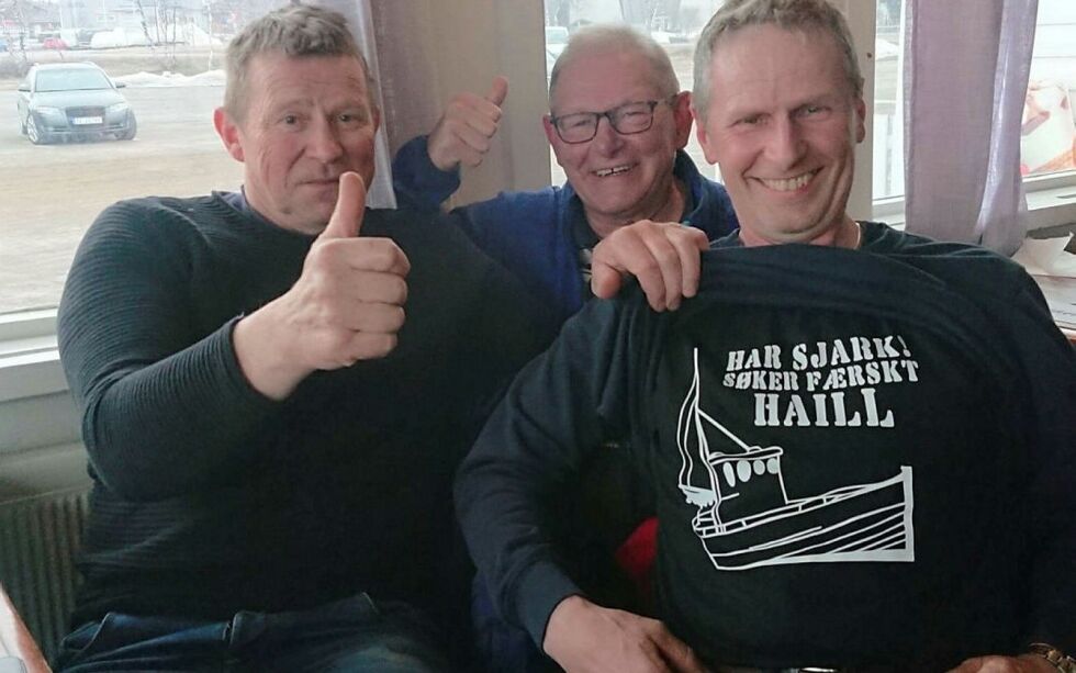 Fra venstre: Even Berg, Helge Samuelsen og Sverre Pedersen jublet for å kun jakte i «hjemmefeltet» Leaibos igjen. – Der har vi sauna ved gamma, og den skal bli godt å fyre i etter at  vi ikke har jaktet der på 13 år, forteller de. Foto: Privat