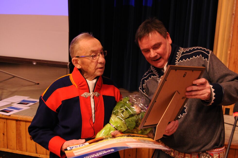 Hans Nergård (91) er hedret med Karasjok kommunes kulturpris for 2015.
 Foto: Stein Torger Svala