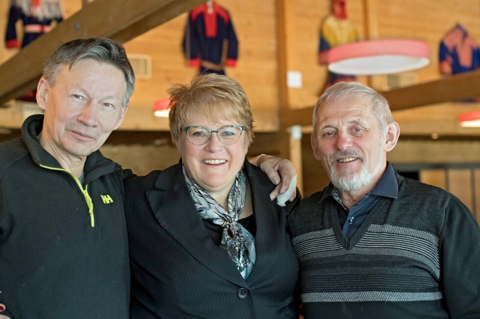 Kulturminister Trine Skei Grande sier Saemien Sijte ligger langt fremme når de skal inn i forhandlinger om statsbudsjett til uka. Det er et budskap som gleder styreleder Dan Jåma (til venstre) og styremedlem Jarle Jonassen.
 Foto: Saemien Sijte