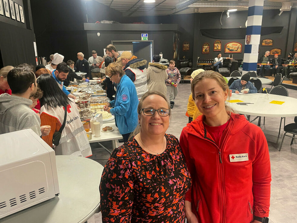 Sandra Asmyhr fra Hero mottakssenter og Lene Langsæter fra Sør-Varanger Røde Kors var veldig glade for at så mange bidro.
 Foto: Birgitte Wisur Olsen