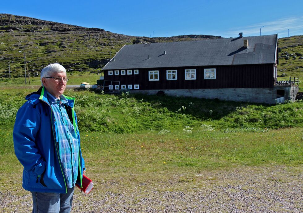 En del av det som de senere årene blir brukt som samfunnshus (i bakgrunnen) ble under krigen brukt til noe helt annet. – Her var det fangeleir, forteller Steinar Borch Jensen.
 Foto: Torbjørn Ittelin