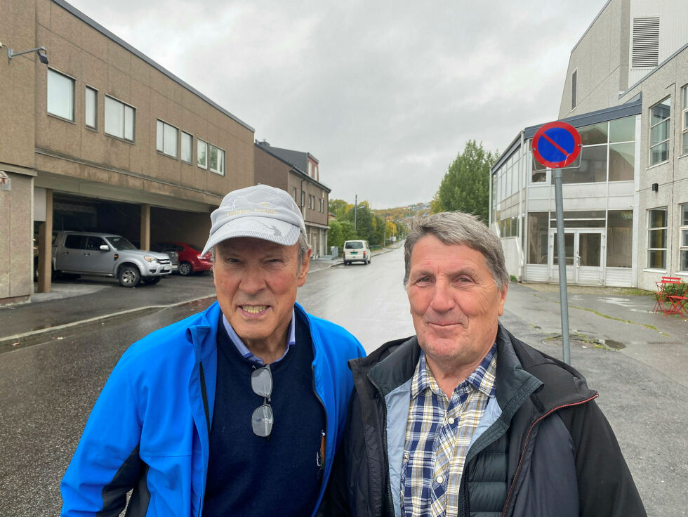 Veiaksjonistene Åsmund Røst (til venstre) og Aksel Emanuelsen håper flest mulig vil komme på møtet torsdag for å danne ei bred aksjonsgruppe for bedre vei i Pasvik.
 Foto: Hallgeir Henriksen