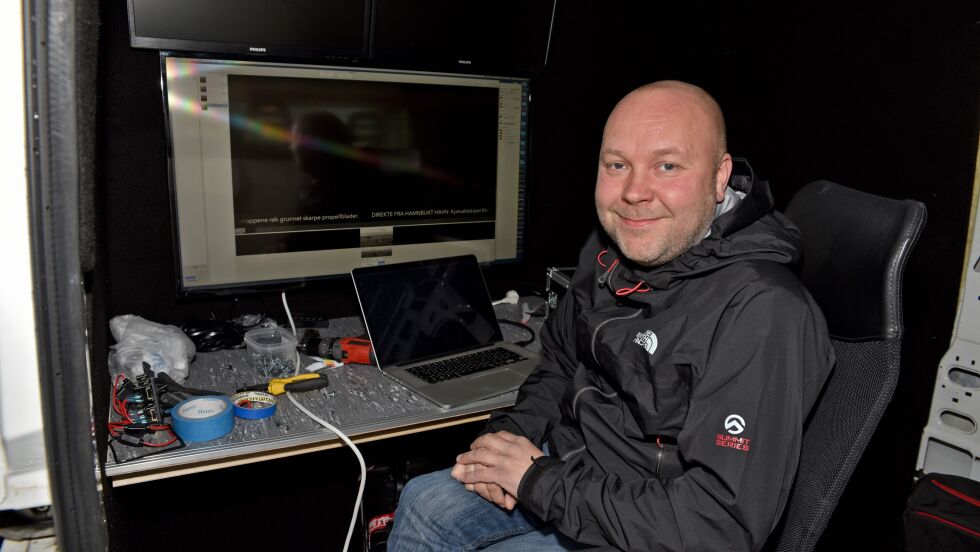 Redaktør Stian Eliassen i iFinnmark elsker å bruke tiden sin på å bygge produksjonsbilen og kaller det et fint avbrekk i arbeidsdagen.
 Foto: Sigurd Schanke