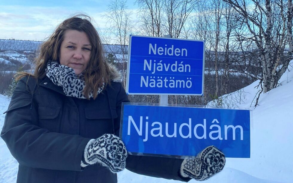 Christina Mathisen synes det er helt bak mål at man på stedsnavnsskiltet i Neiden ikke har funnet plass til det skoltesamiske navnet i den eneste skoltesamiske bygda i Norge.
 Foto: Hallgeir Henriksen