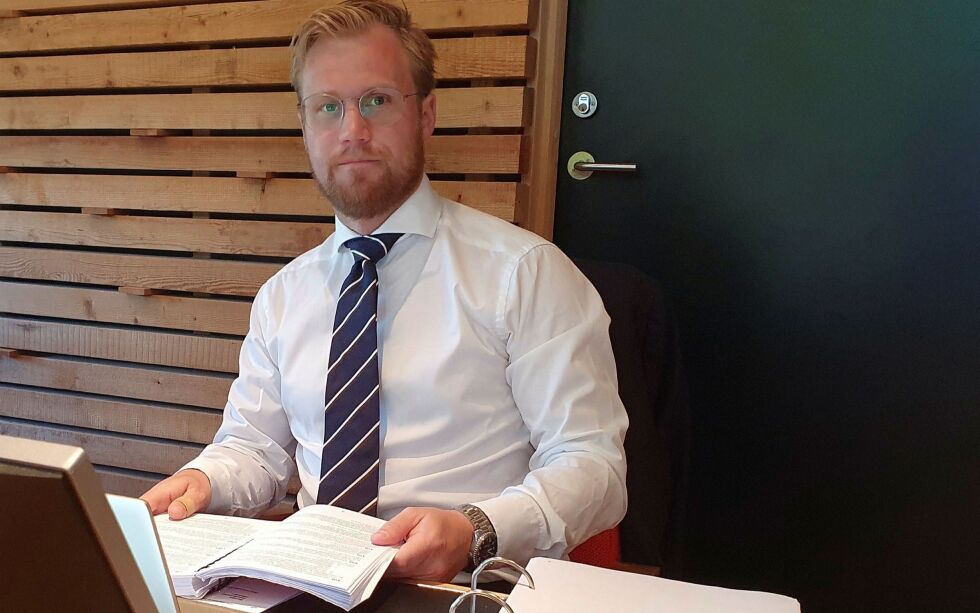 Til­tal­tes for­sva­rer, ad­vo­kat Ma­ri­us Ih­le­bæk, var uenig i at den til­tal­te måt­te for­la­te sa­len da et av vit­ne­ne skul­le for­kla­re seg i sak­en. – Det er et grunn­legg­en­de prin­sipp at til­tal­te skal være til ste­de, sa ad­vo­ka­ten.
Foto: Tor­bjørn It­te­lin
