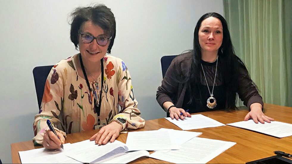 Statens forhandlingsleder Anne Marie Glosli og NRL-leder Ellinor Jåma signerer ny reindriftsavtale for 2020-2021. (Foto: LMD)