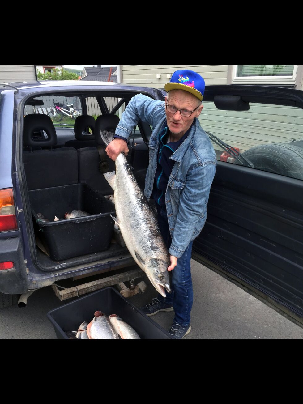 Påsitter Svein Mikkola (bildet og drivgarnsfisker Ove Kristiansen i Harrelv fikk hele 34 laks i Tanaelva på ei natt denne uka. Her ser vi noe av fangsten
 Foto: Hallgeir Henriksen