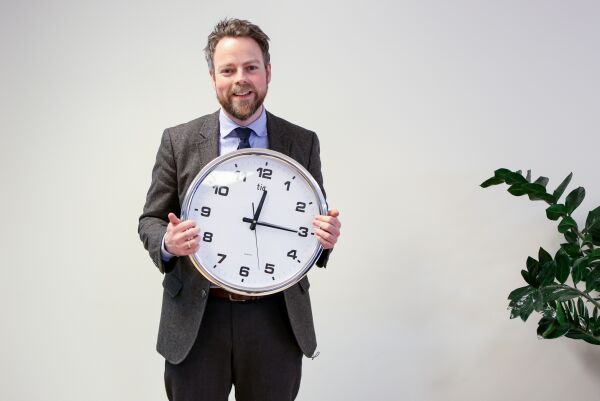 Tidsminister Torbjørn Røe Isaksen tar bort én time
