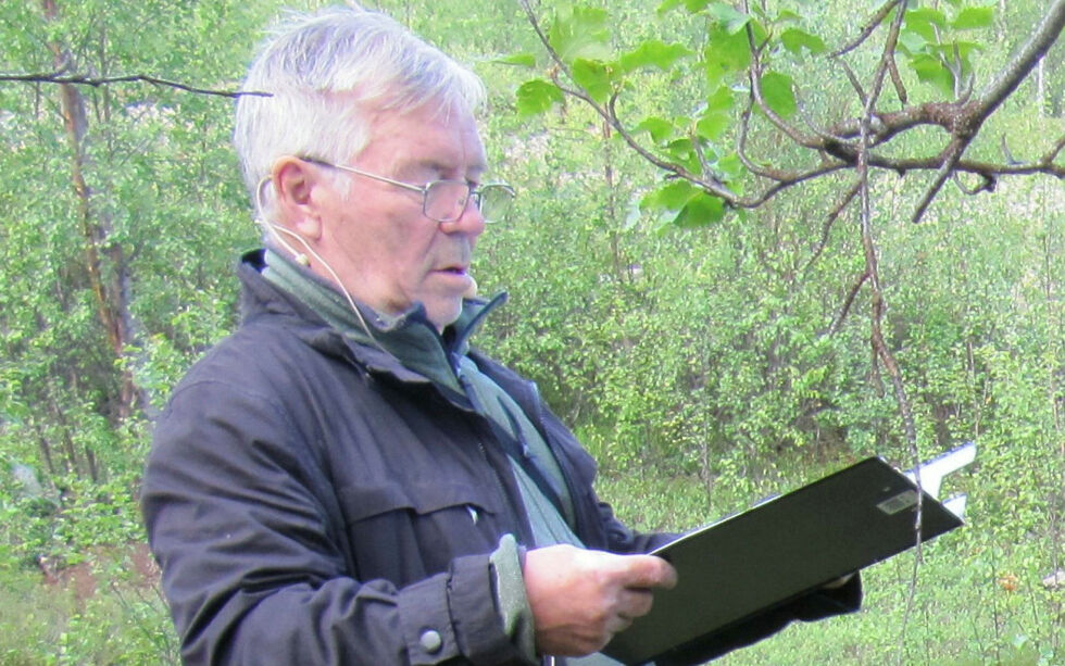 Magnus Varsi forteller den spennende historien om gullgraving i Tanadalen.
 Foto: Olav E. Johansen