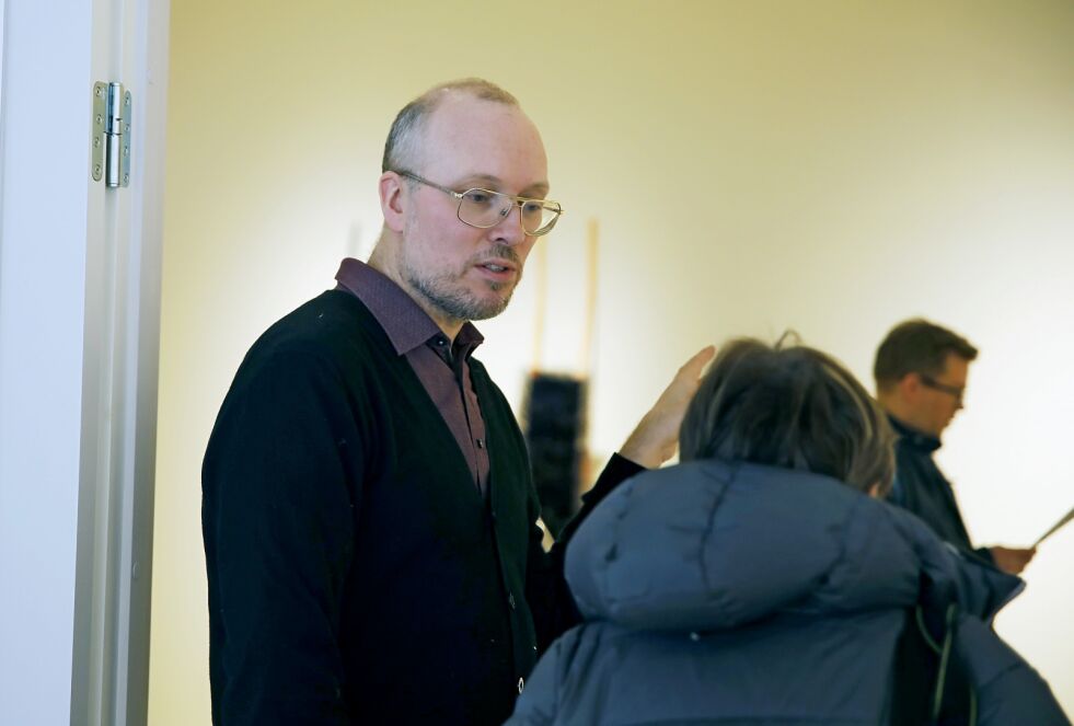 Direktør Kristoffer Dolmen ved Samisk senter for Samtidskunst - Sámi Dáiddaguovddáš opplyser at del to av utstillingen «Time for sculpture» har rundere og mer feminine former.
 Foto: June  Helén Bjørnback