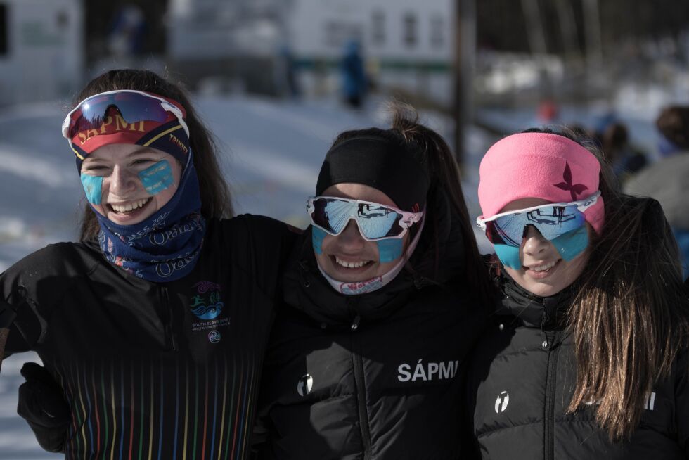 Tre fornøyde gulljenter. Fra venstre Katrine Tovås (15) fra Skånland, Elen kristine Petterson (15) fra Nesseby og Anne Katja Heiberg (15) fra Tana.
 Foto: Charles Petterson