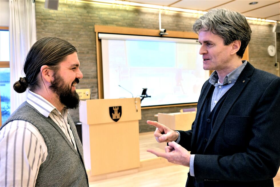 Økonomi- og analysesjef Ole Stian Søyseth (til venstre) la frem noen budsjettpunkter for fylkesutvalget, på vegne av fylkesrådmann Øystein Ruud.
 Foto: Bjørn Hildonen