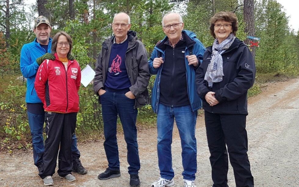 Erlend Guvåg, Kate Ollila, Arne Gunvald Bordi, Karl Eivind Bordi og Torild Bordi tar en saftpause ved 1,5 km stasjonen.
 Foto: Hill Haga