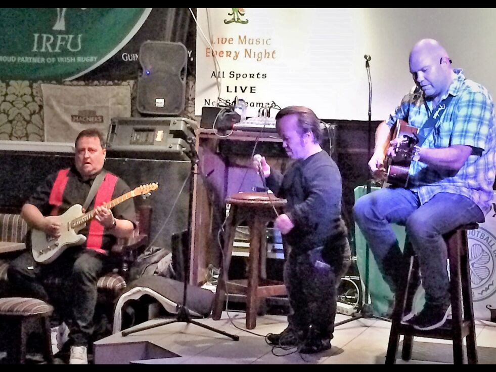 Her ser vi «Big Kjell» på scenen sammen med gitaristen Lars Rune Rebbestad (til venstre) og Vidar Letho.
 Foto: Bjørn Hildonen