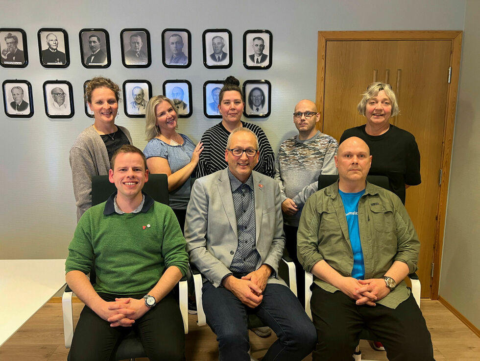 Forhandlingsdelegasjonene fra de fire partiene. Foran fra venstre: Skjalg Hamnes (Sp), Terje Bartholsen (Ap), Børge Bjørsvik (FrP). Bak fra venstre: Birgitte Rørvik Bruun (Sp), Torill Helene Larsen (Ap), Camilla Lærum-Storelv (SV), Jan Ove Sandvik, (FrP), Kjersti Markusson (SV).
 Foto: Evenes Ap