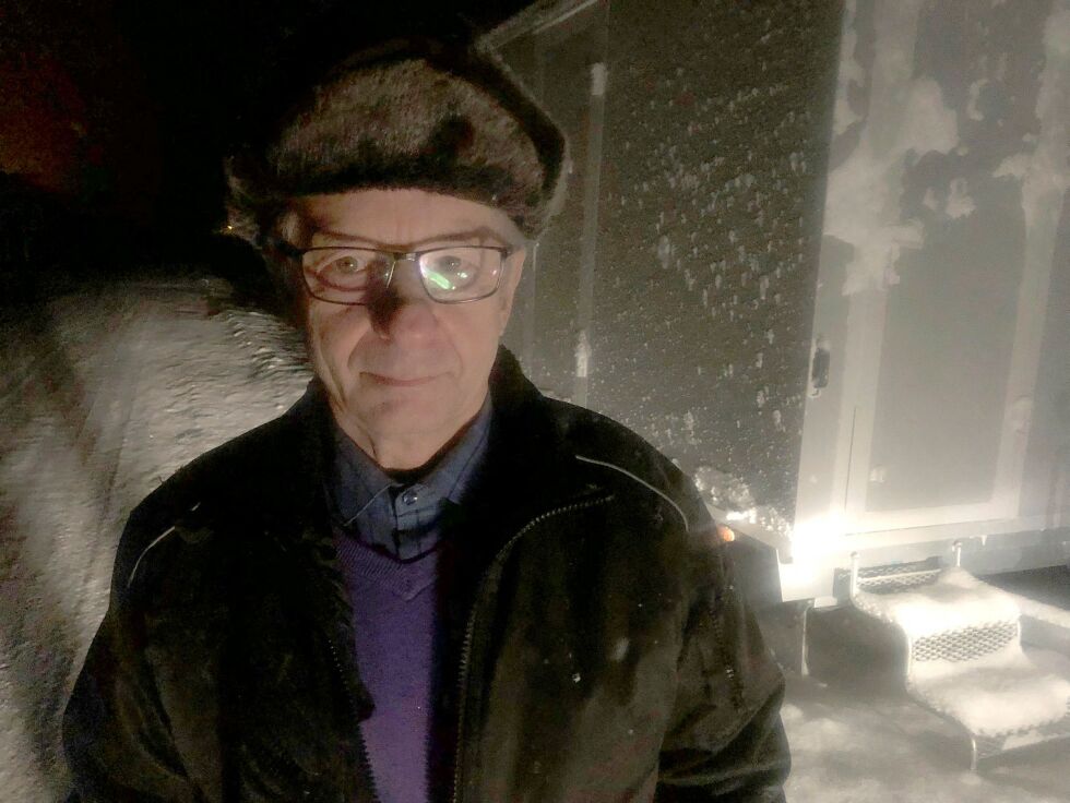 Bjarne Tapio bor en drøy kilometer fra nærbutikken som ligger på finsk side av grensa ved Karigasniemi, og han irriterer seg over omskiftelige passeringsregler, og obligatorisk elektronisk registrering hver gang han skal hjem fra butikken. Og politihytta bak han er ubemannet.
 Foto: STEIN TORGER SVALA