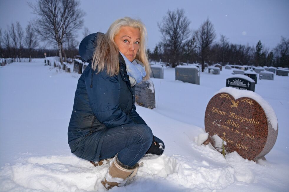 – Det er ikke så ofte jeg besøker Ellinors grav. Hun er med meg i hjertet mitt. Jeg tenker ofte på henne og småsnakker litt med henne, sier Lillian
 Foto: Kristin Marie Ericsson