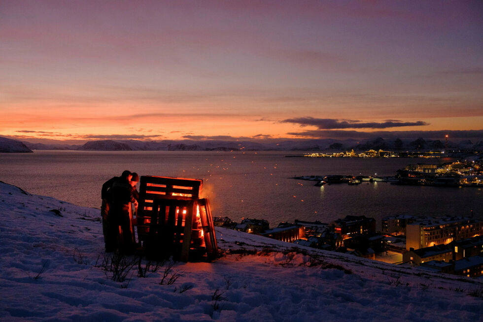 Vardebrenning varsler fare over Hammerfest. :
 Foto: Rasmus Hansen