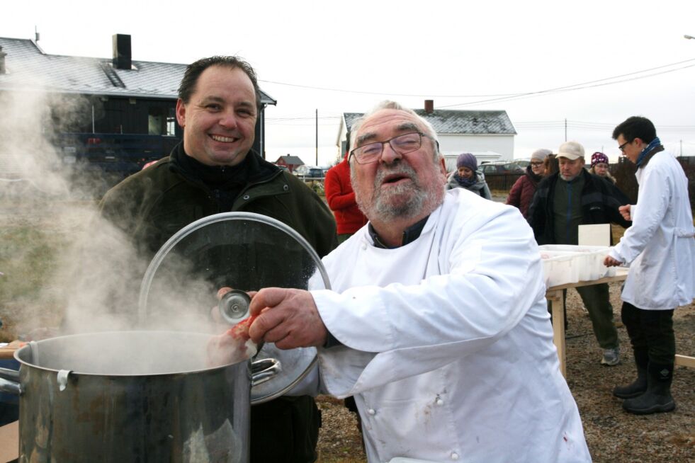 Sjefen selv, Neil Lupton (til høyre) fikk en svært hektisk dag. Her sammen med Ørjan Gundersen ved buljonggryta.
 Foto: Bjørn Hildonen