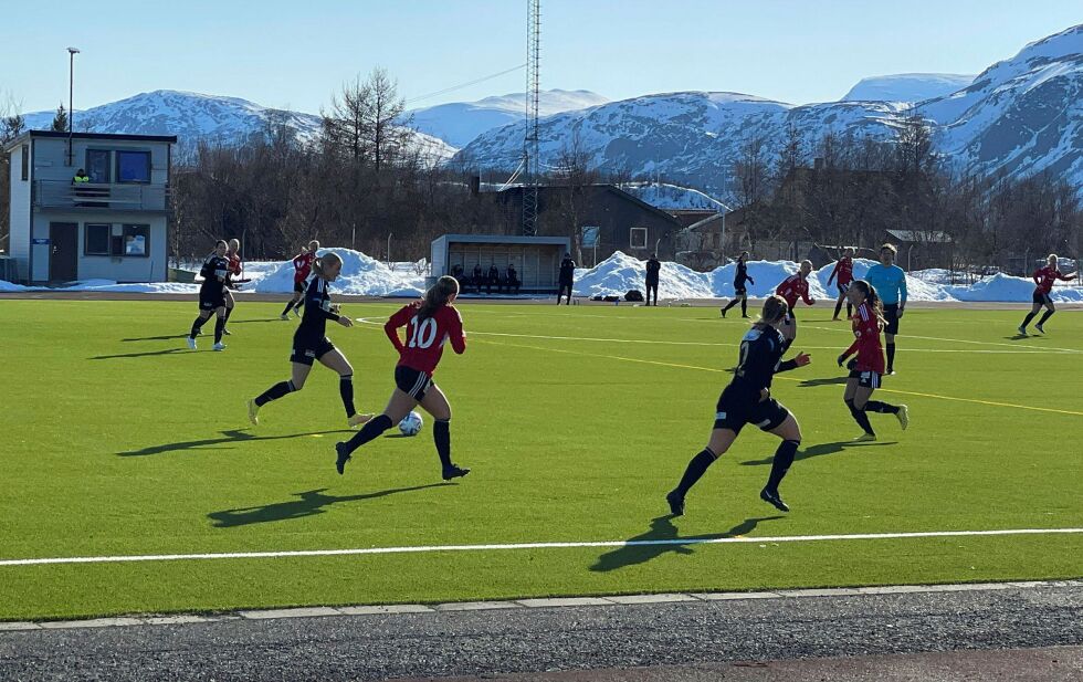 Endringene i seriesystemet medfører at Porsanger IL, som vi her ser fra serieåpningen i vår, og Bjørnevatn IL får færre kamper allerede fra kommende sesong.
 Foto: Hannah Persen