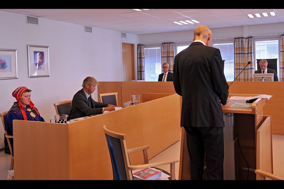 Nesseby bygdelag, her representert ved advokat Brynjar Østgård (med ryggen til) kom med sitt innledningsforedrag mandag. Til venstre ser vi Gunn-Britt Retter og Øyvind Ravna. Vi ser også Utmarksdomstolens leder Nils Asbjørn Engstad og medlem Hans-Tore Bjerkaas (lengst unna).
 Foto: Erik Brenli